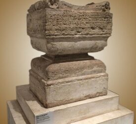 ¿Quién hizo el altar que se menciona en Hechos 17?